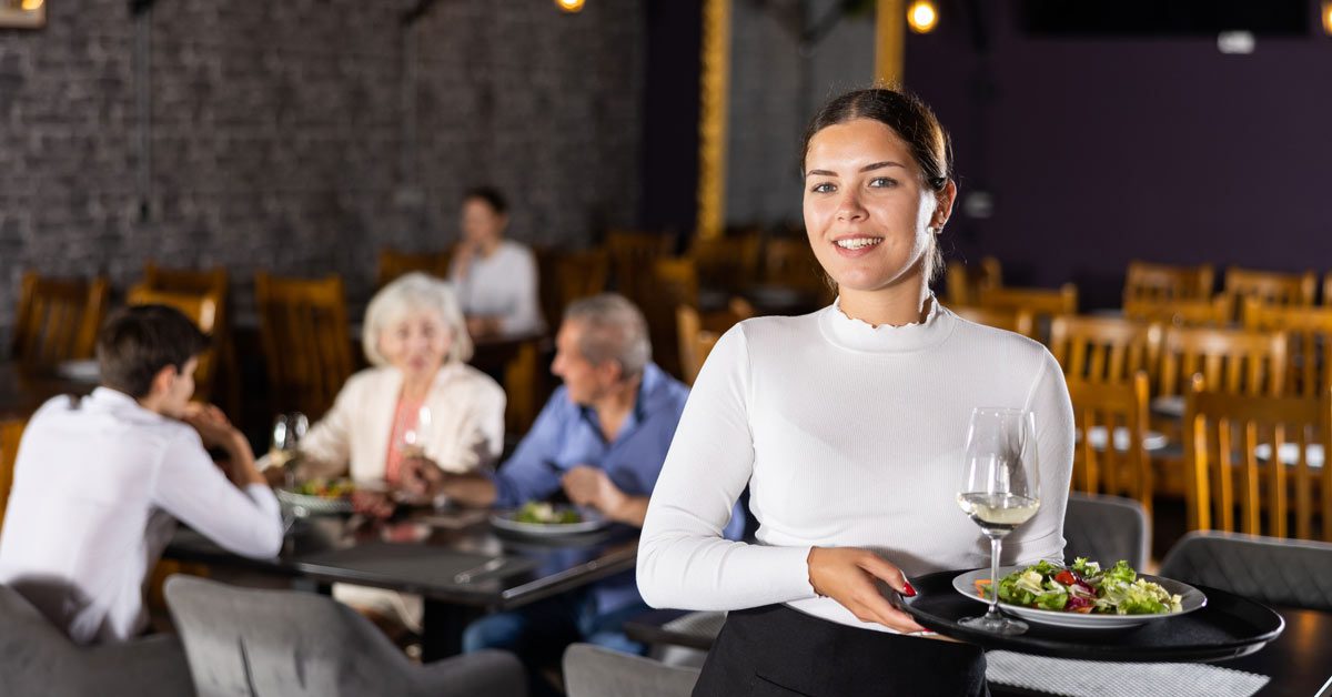 Was bedeutet es aus psychologischer Sicht, Kellnern beim Abräumen des Tisches zu helfen?