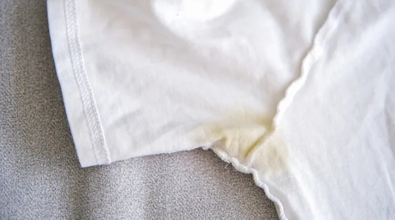 Schweißflecken auf weißer Wäsche: So retten Sie Ihre Kleidung auch nach mehreren erfolglosen Waschgängen