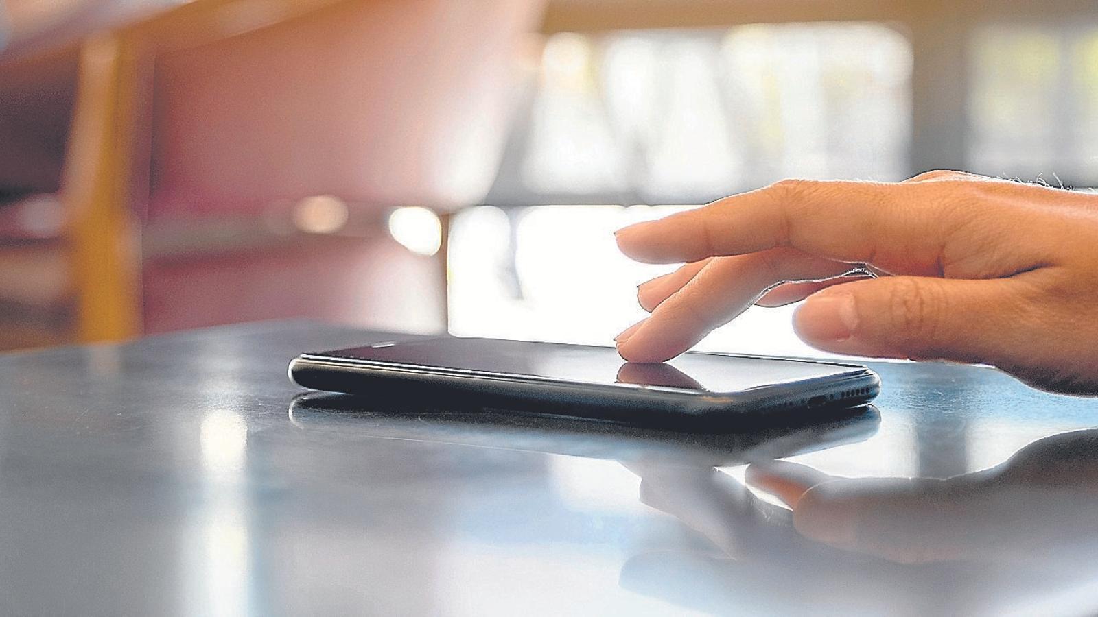 Das Tragen eines Mobiltelefons in einer Hülle gehört der Vergangenheit an: eine neue Alternative, die in Zukunft zum Trend werden wird