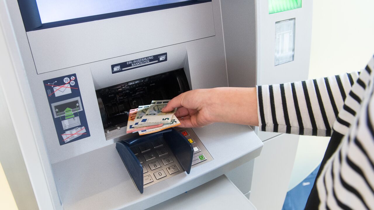 Auf Wiedersehen, Geldautomaten: EU beschließt neue Art der Bargeldabhebung